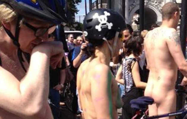 Τον πέταξαν έξω από ποδηλατικό γύρο γυμνιστών λόγω …στύσης! (φωτογραφίες)