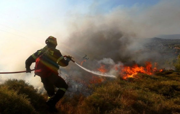 Δύο πυρκαγιές καίνε Κνωσό και Μέγαρα με την πυροσβεστική να δίνει μάχη