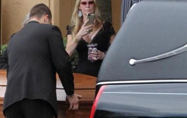 Έβγαζε selfie κι έπινε στην κηδεία της κόρης της! (φωτογραφίες)