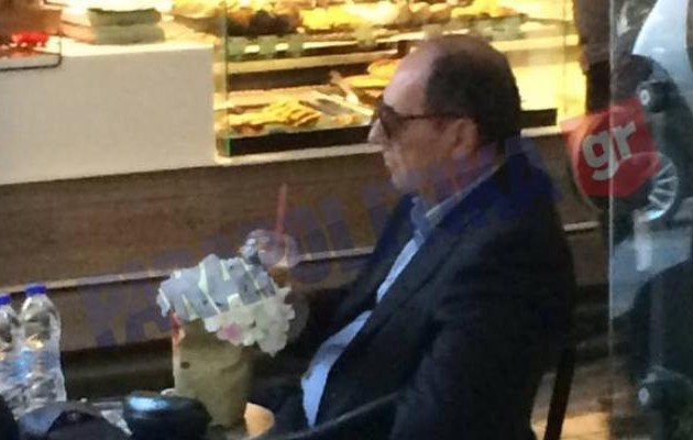 Με φραπεδάρα και τσιγαράκι  κάνει ένα… διάλειμμα από τα βάρη ο Σταθάκης