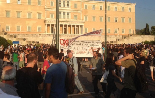 Περισσότεροι από ποτέ οι διαδηλωτές στο Σύνταγμα (φωτογραφίες)