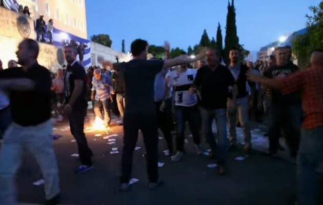 Δείτε το “ντου” από τους προβοκάτορες του Ρουβίκωνα στους “Μένουμε Ευρώπη” (βίντεο)