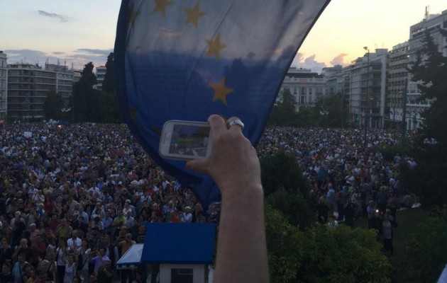 Ο ΣΥΡΙΖΑ χάνει τις πλατείες από τους “ευρωπαϊστές”! Χιλιάδες λαού στο Σύνταγμα