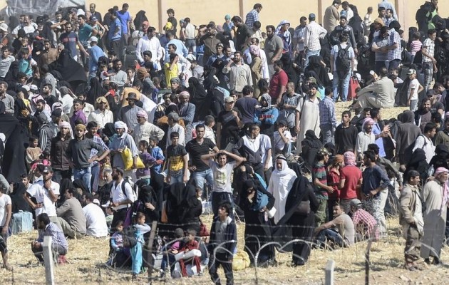 Οι Τούρκοι δεν επιτρέπουν σε χιλιάδες Σύρους αμάχους να περάσουν τα σύνορα
