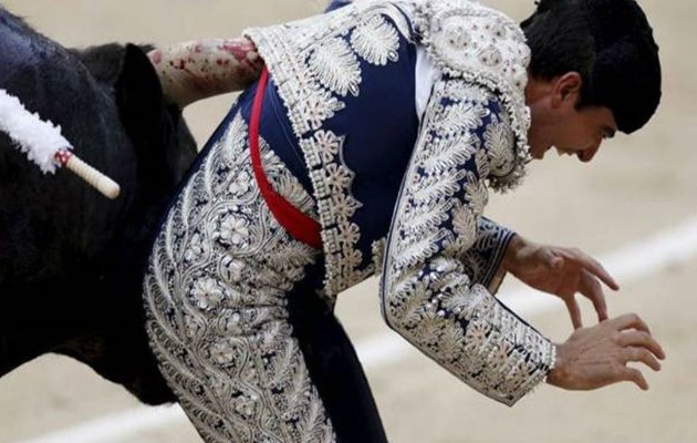 Ταυρομάχος έχασε τον αριστερό του… όρχι από ταύρο! (σκληρό βίντεο)