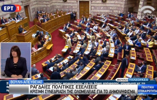 Χαμός στη Βουλή! Σηκώθηκαν βουλευτές να “αρπάξουν” τον Στ. Θεοδωράκη