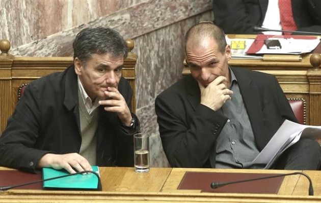 Ο Πλεύρης κατηγορεί Βαρουφάκη και Τσακαλώτο ότι έβγαλαν τα λεφτά τους έξω!