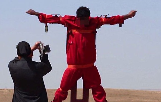 Σοκαριστική εκτέλεση τζιχαντιστών: Τον σταύρωσαν και τον ακρωτηρίασαν