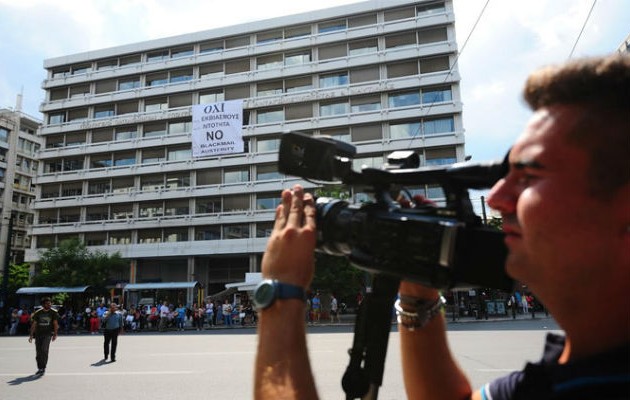 Κρέμασαν πανό υπέρ του «όχι» στο υπουργείο Οικονομικών (φωτογραφίες)