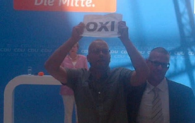 Βερολίνο: Έλληνες διαδηλωτές την “έπεσαν” στην Μέρκελ