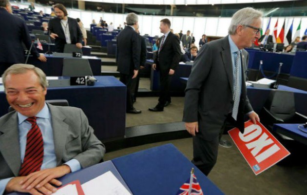 Ωπ! Τον τσακώσαμε! Ο Γιούνκερ με το κατακόκκινο πλακάτ του «Όχι» ανά χείρας!