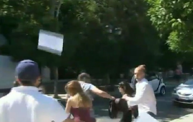 Αναρχικοί αιφνιδίασαν αστυνομικούς έξω από το Μαξίμου (φωτογραφίες + βίντεο)