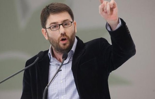 Ανδρουλάκης: Καλύτερα σπίτι μου παρά δημόσιος υπάλληλος της πολιτικής  – Επίθεση σε Παπανδρέου