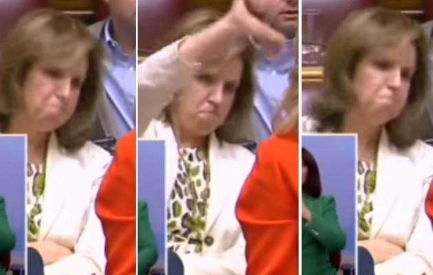 Κορυφαία στιγμή! Η Χριστοφιλοπούλου κάνει σαν… μαϊμού στη Βουλή (βίντεο)