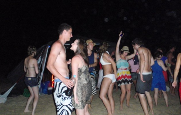 Η κυβέρνηση θέλει να  απαγορεύσει τα beach party αλλά δεν μπορεί!