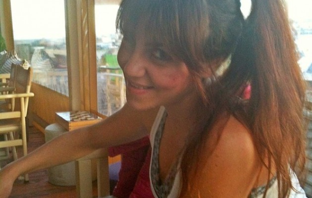 Συνέλαβαν στη Λέσβο την εικονιζόμενη φοιτήτρια επειδή μετέφερε πρόσφυγες