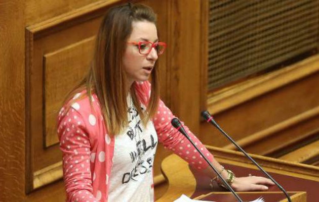 Ξέσπασε σε κλάματα βουλευτής του ΣΥΡΙΖΑ – «Πώς θα σηκώσω εγώ αυτό το ηθικό βάρος;»