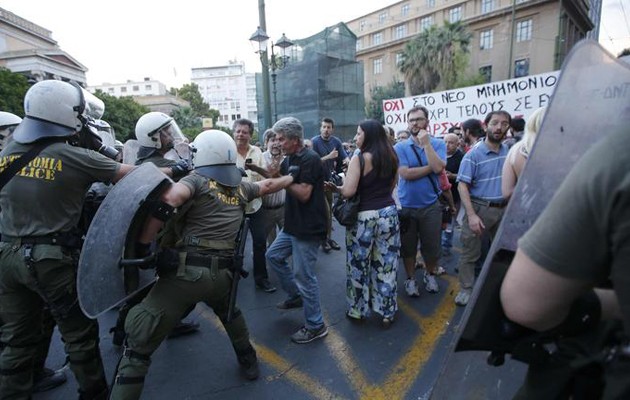 Επεισόδια στην πορεία του «Όχι» στο Σύνταγμα (φωτογραφίες)