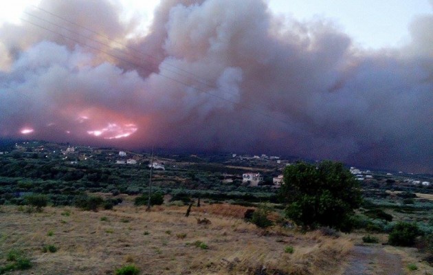 Πύρινη κόλαση στη Λακωνία – Ισχυροί άνεμοι καίνε χωριά στο διάβα τους