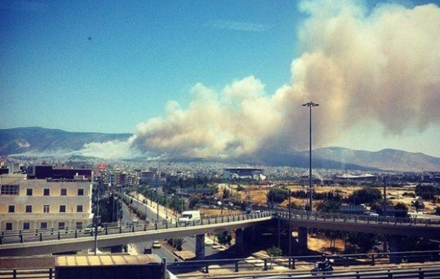 Οι κάτοικοι καταγγέλλουν εμπρησμό στον Υμηττό – Τέσσερις ισχυρές εκρήξεις