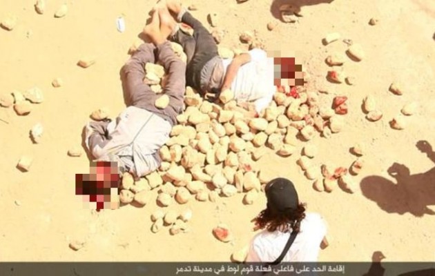 Το Ισλαμικό Κράτος εκτέλεσε με φριχτό τρόπο δύο ομοφυλόφιλους (σκληρές φωτο)