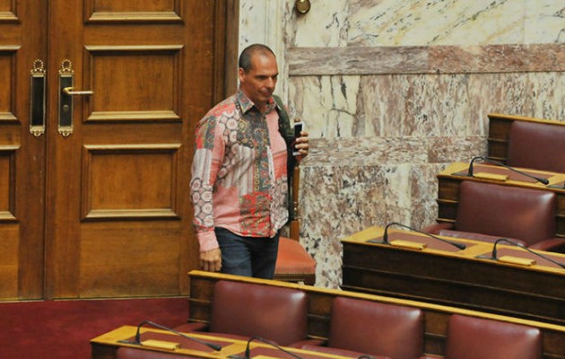 Με εμπριμέ ροζ πουκάμισο εμφανίστηκε στη Βουλή ο Βαρουφάκης (φωτογραφίες)