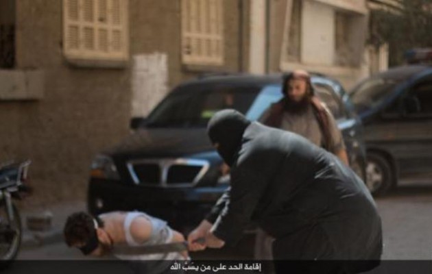 Το Ισλαμικό Κράτος αποκεφάλισε και σταύρωσε έναν άνδρα στη Συρία