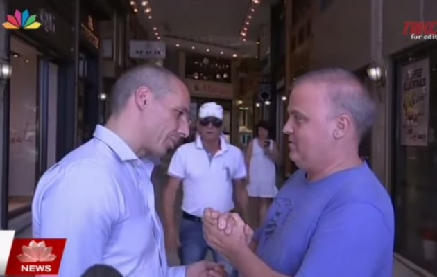 Aγανακτισμένος καταστηματάρχης την “έπεσε” στον Βαρουφάκη (βίντεο)