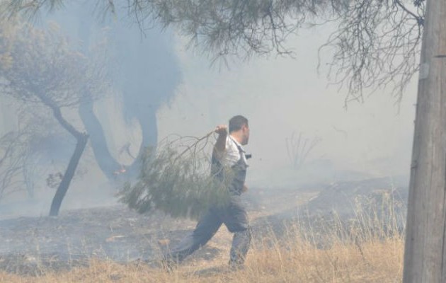 «Γλύφει» κατοικημένη περιοχή στην Ηλιούπολη η πυρκαγιά