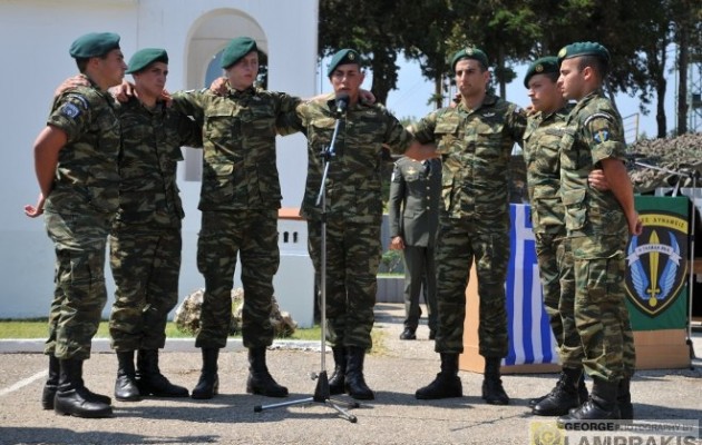 Ραγίζει καρδιές – Το ριζίτικο των Κρητών αλεξιπτωτιστών για τους ήρωες που έπεσαν στην Κύπρο