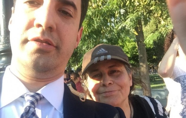 Η Λουκά άρπαξε το μικρόφωνο Αμερικανού δημοσιογράφου και το έβαλε στα πόδια (βίντεο)