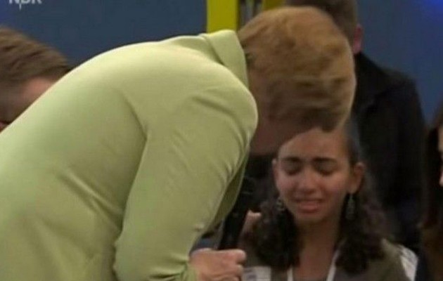 Tι είπε η Μέρκελ σε μικρό κορίτσι και έβαλε τα κλάματα  (βίντεο)