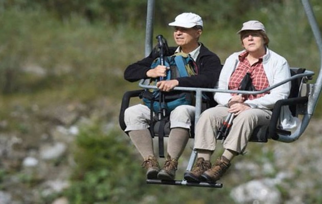 Η Μέρκελ με εμφάνιση και στυλ… τουρίστα κάνει χαλαρωτικές διακοπές (βίντεο)