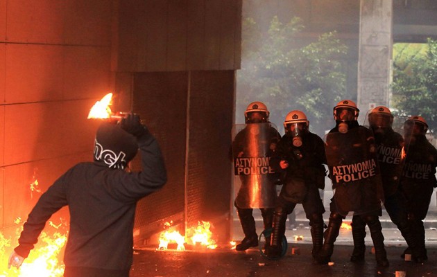 Τρεις επιθέσεις με βόμβες μολότοφ από “φρικιά” στο κέντρο της Αθήνας