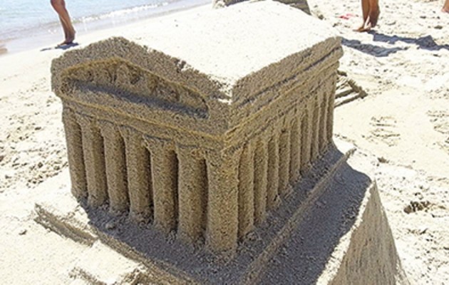 Έφτιαξε έναν Παρθενώνα από άμμο σε παραλία της Πάρου (φωτογραφίες)