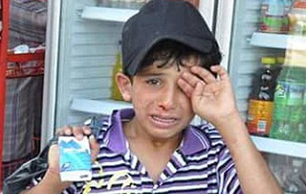 Τούρκοι βαράνε αλύπητα Σύρο πρόσφυγα επειδή πουλάει χαρτομάντιλα (φωτογραφία)