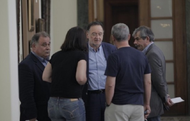 Η Αριστερή Πλατφόρμα θέλει ο Τσίπρας να σταματήσει τις διαπραγματεύσεις