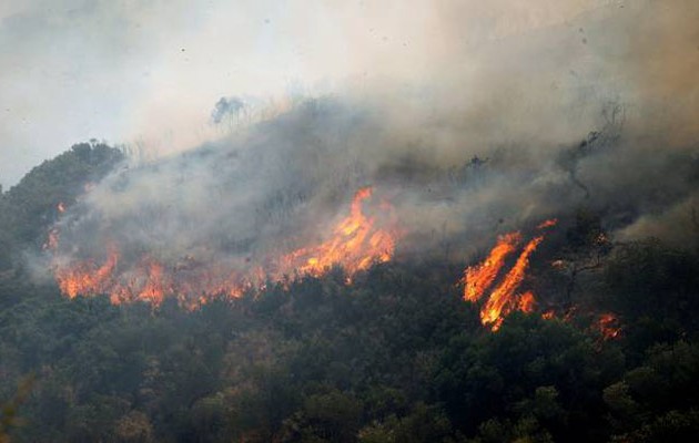 Νέο μέτωπο φωτιάς καίει στη Ρόδο