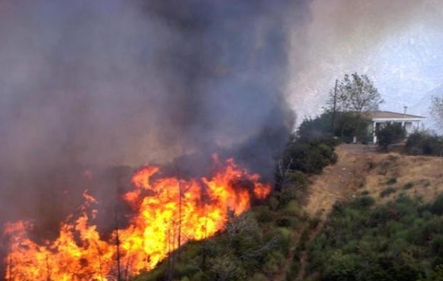 Μεγάλη πυρκαγιά στην Κορινθία – Εκκενώθηκε κατασκήνωση με 550 παιδιά