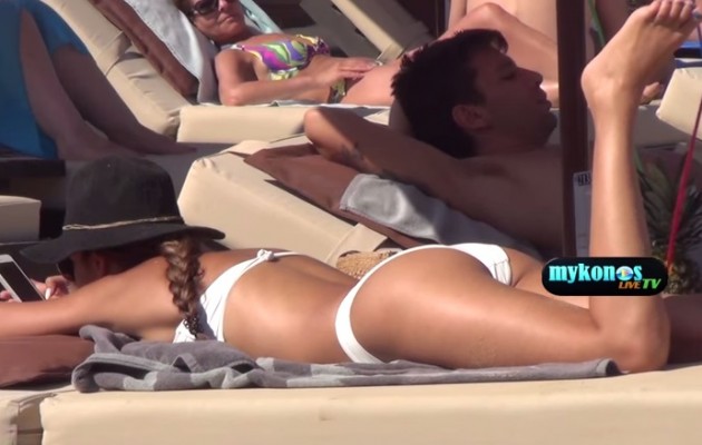 Η Νικολέττα Ράλλη απολαμβάνει τον ήλιο στη Μύκονο (βίντεο)