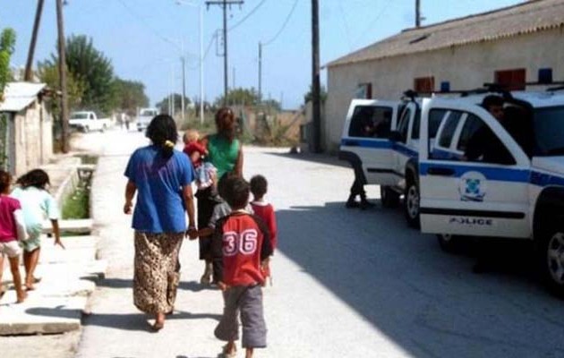 Βγήκαν οι καραμπίνες σε καταυλισμό Ρομά στη Θεσσαλονίκη