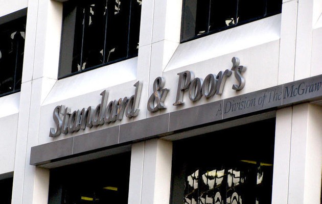 Η Standard & Poor’s αναβάθμισε την ελληνική οικονομία κατά δύο βαθμίδες