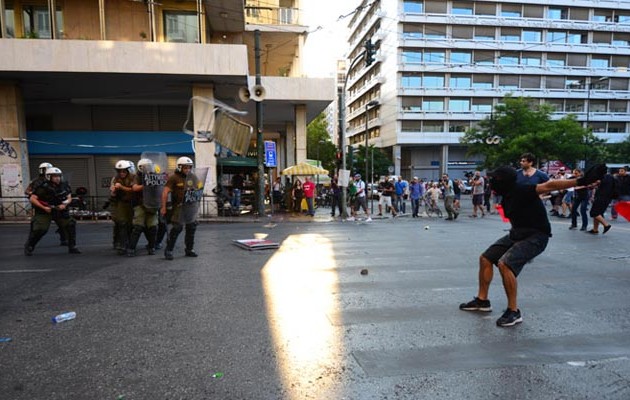 Επεισόδια στο Σύνταγμα μεταξύ αστυνομικών και αντιεξουσιαστών