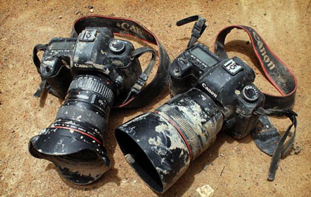 Eπεισόδια στο Σύνταγμα στη συγκέντρωση “Μένουμε Ευρώπη” – Τραυματίστηκε φωτογράφος