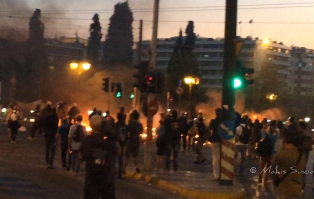 Αντιεξουσιαστές έριξαν με πιστόλια φωτοβολίδων στα ΜΑΤ (φωτό + βίντεο)