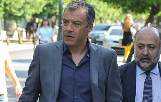 Στο ίδιο “κάδρο” βάζει ο Θεοδωράκης Τσίπρα και Λαφαζάνη