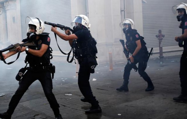 Με δακρυγόνα η αστυνομία διέλυσε διαδήλωση κατά των τζιχαντιστών στην Τουρκία