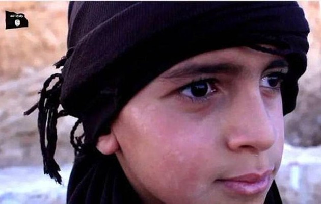 Φρίκη: Ανήλικος τζιχαντιστής αποκεφαλίζει στρατιώτη (φωτογραφίες)