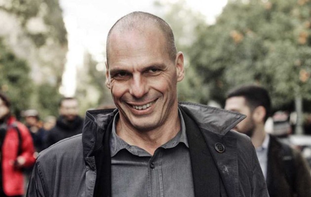 Ο Βαρουφάκης τώρα διαφημίζει το βιβλίο του και τον κράζουν οι ξένες εφημερίδες