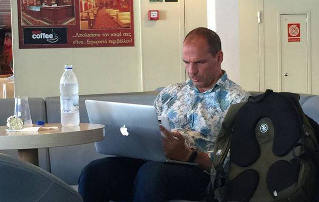 Στη κοσμάρα του ο Βαρουφάκης – Σάλπαρε για Αίγινα φορώντας χαβανέζικο πουκάμισο